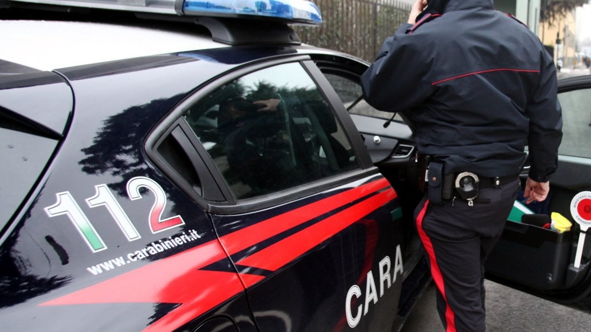 Picchia e minaccia di morte la madre, arrestato 21enne