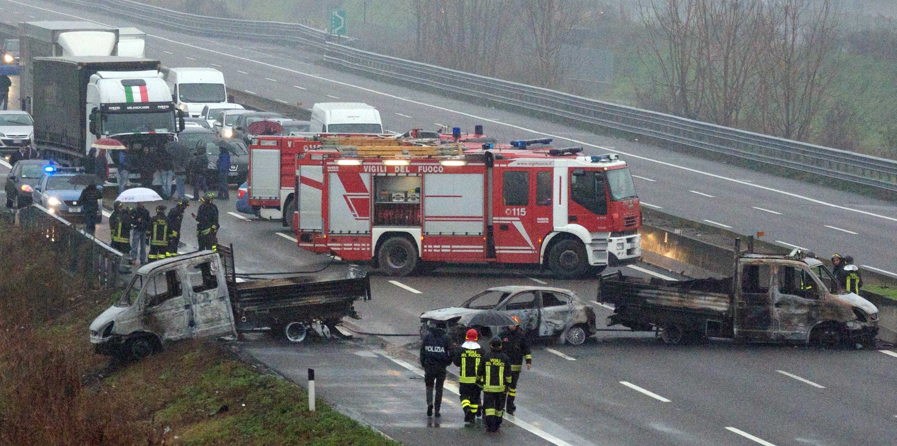 Milano, camion in fiamme e chiodi sulla A1. Tentato assalto a portavalori