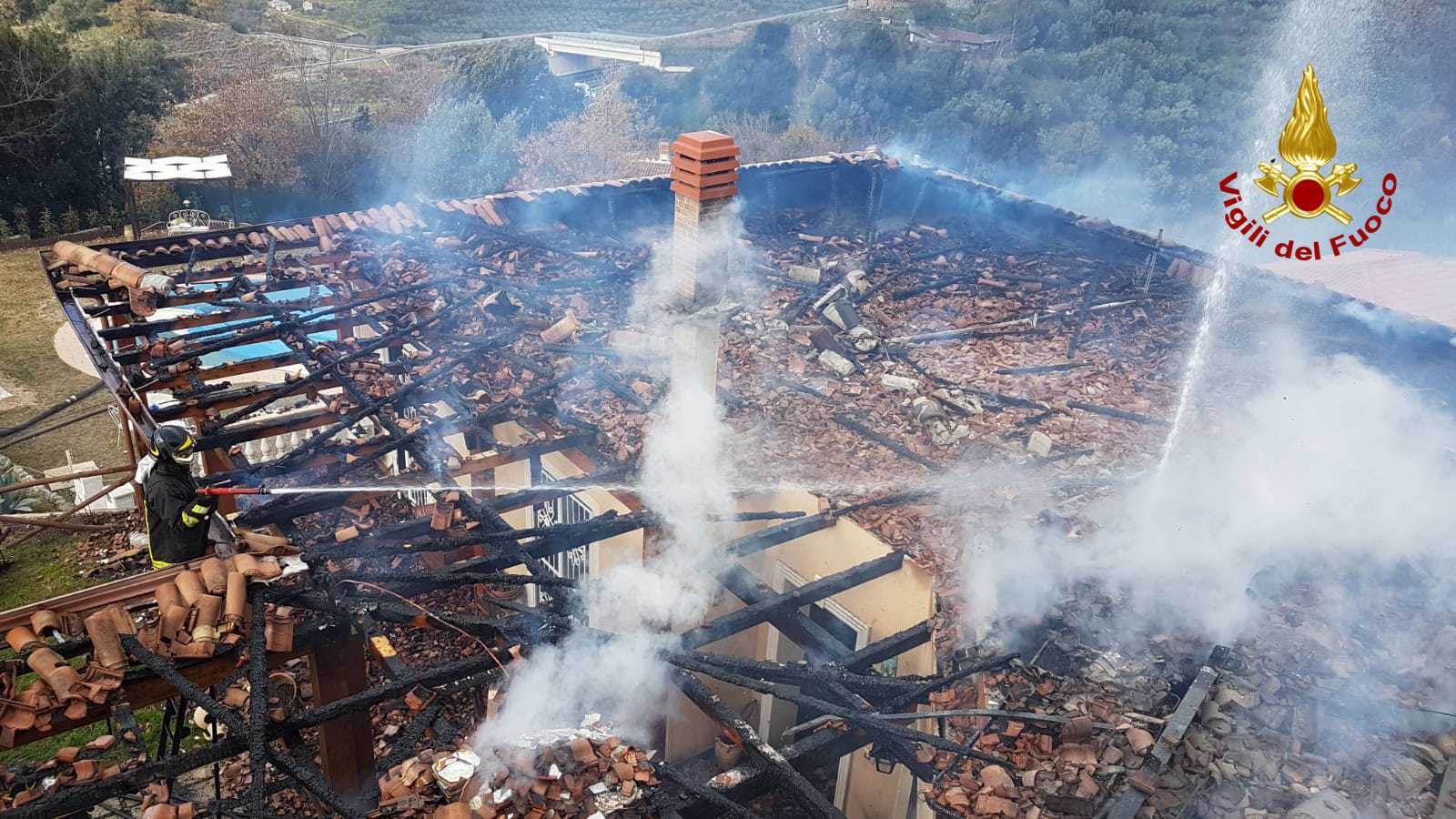 Nocera Terinese (CZ). Incendio abitazione rogo distrugge tetto, probabile dolo sul posto i VVF