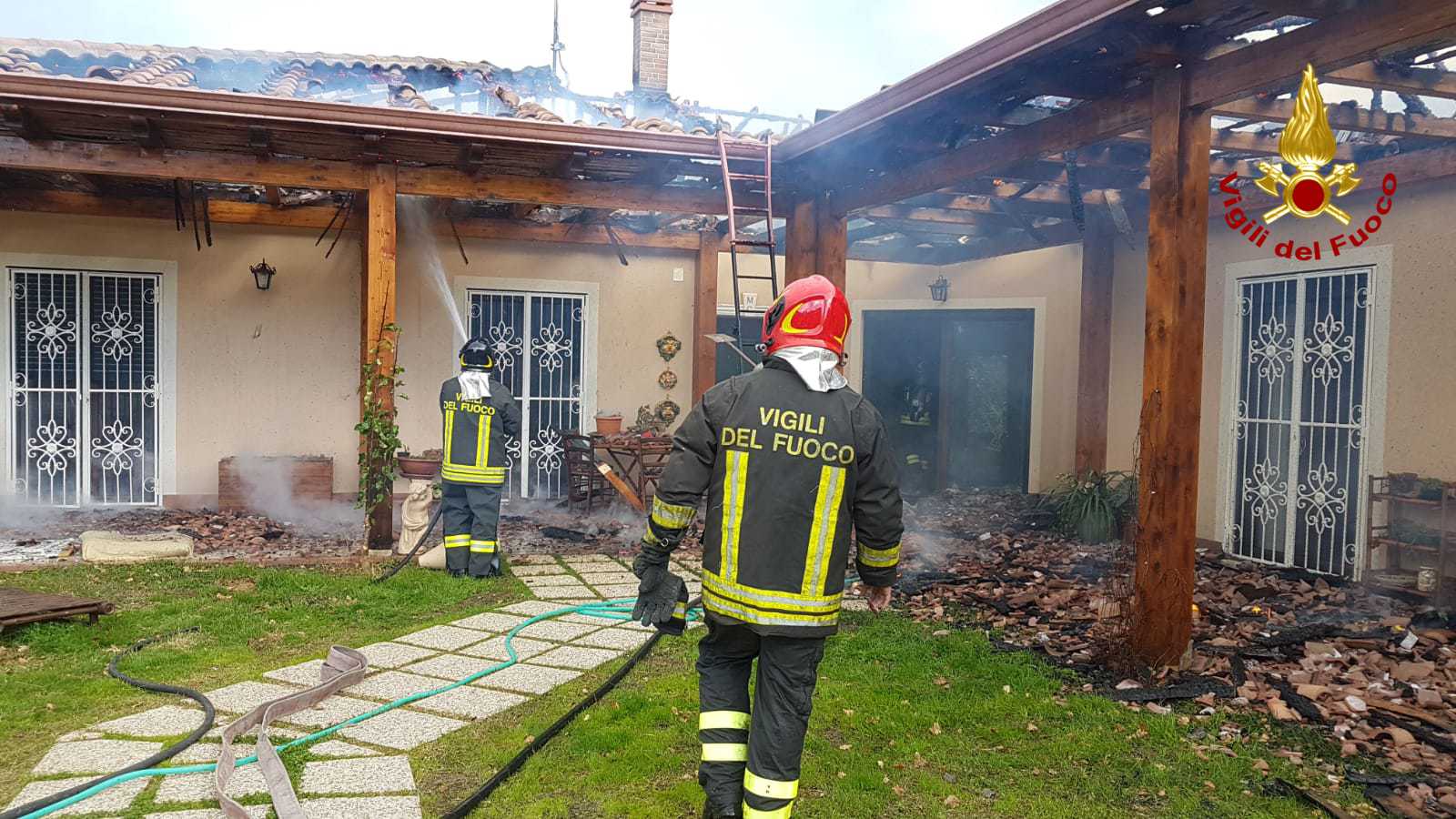 Nocera Terinese (CZ). Incendio abitazione rogo distrugge tetto, probabile dolo sul posto i VVF