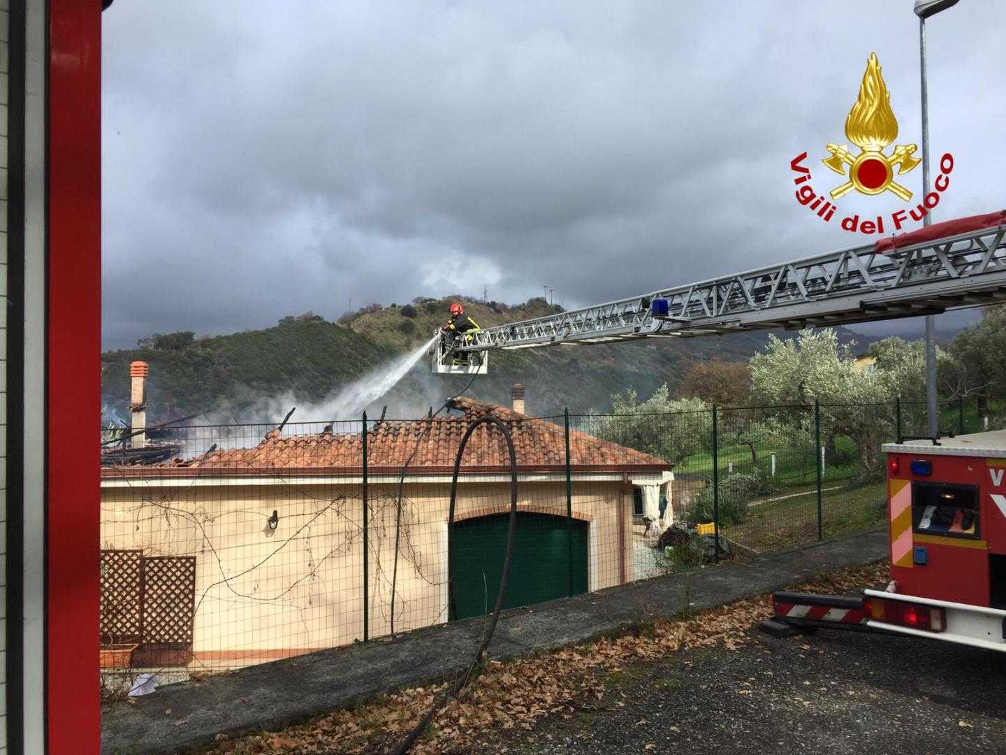 Nocera Terinese (CZ). Incendio abitazione rogo distrugge tetto, probabile dolo sul posto i VVF