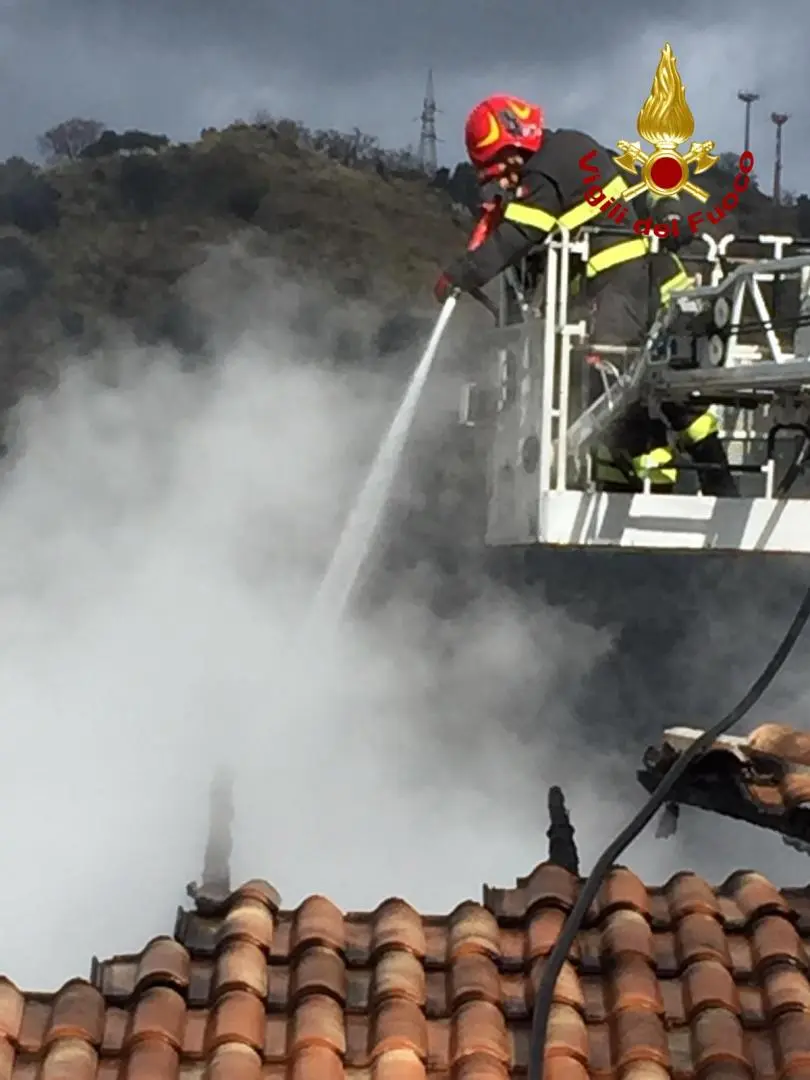 Nocera Terinese (CZ). Incendio abitazione rogo distrugge tetto, probabile dolo sul posto i VVF