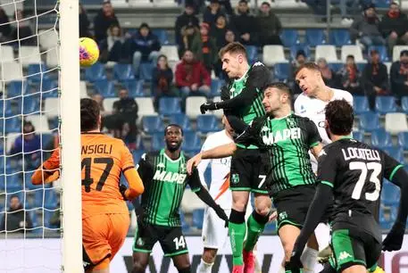 Sassuolo da' spettacolo, la Roma travolta 4-2 a Reggio Emilia. Il Bologna vince in casa, finisce par