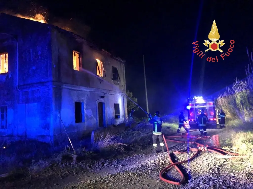Catanzaro, divampato tetto a sud della città, probabile dolo, intervento dei VVF