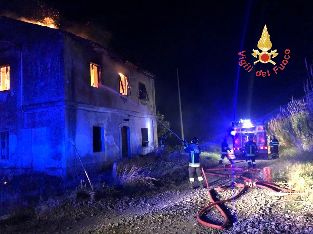 Catanzaro, divampato tetto a sud della città, probabile dolo, intervento dei VVF