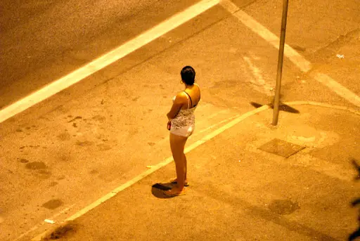 Costringe moglie e figlia a prostituirsi, chiedeva 10 euro