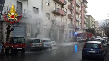 Si rompe condotta idrica, strada centro Cosenza allagata intervento VVF