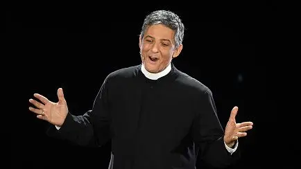 Prima Sanremo: Fiorello 'Benedice', Rula contro violenza donne (Video)