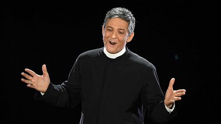 Prima Sanremo: Fiorello 'Benedice', Rula contro violenza donne (Video)