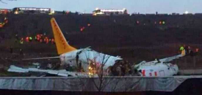Turchia, durante l'atterraggio aereo si spezza in 3 pezzi  all’aeroporto di Istanbul (Video)