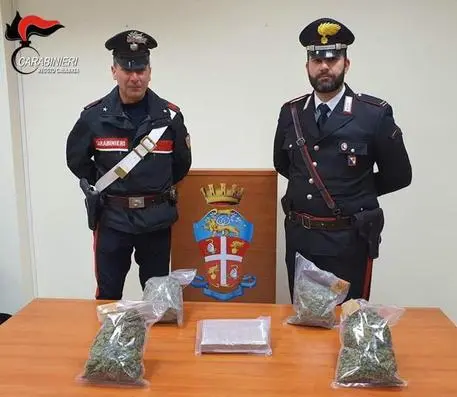 Droga: SS106, trovato con 1 kg di coca ed 1 di marijuana, arrestato