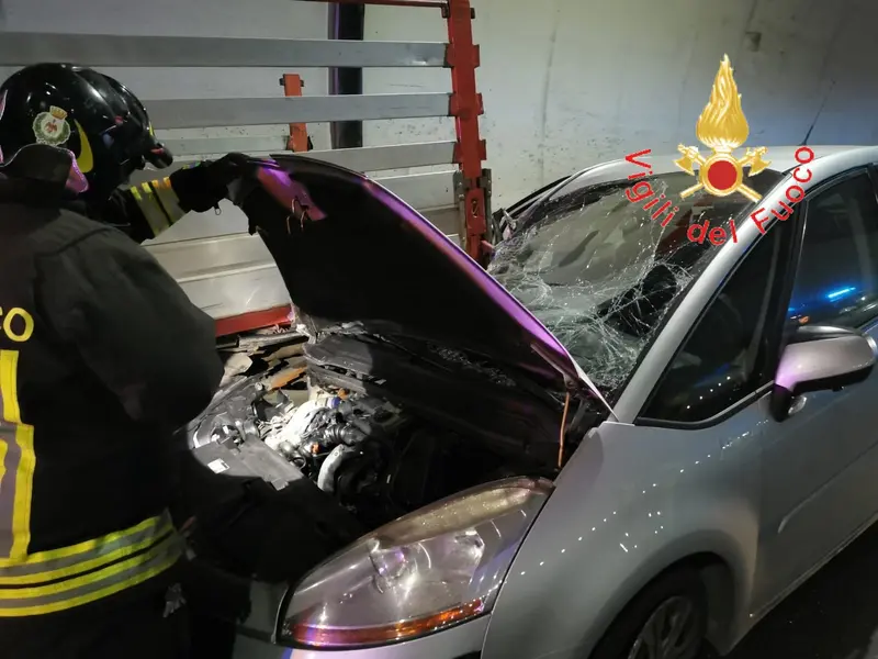 Catanzaro. Incidente stradale SS106/varA due feriti uno è grave, intervento dei VVF