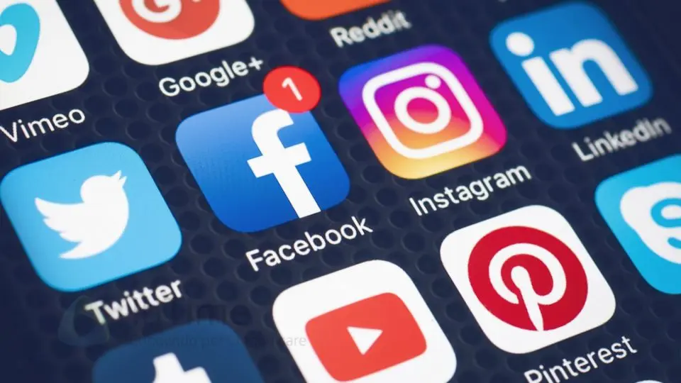 Scoperta da marito denuncia amante per violenza, assolto. Storia nata su facebook