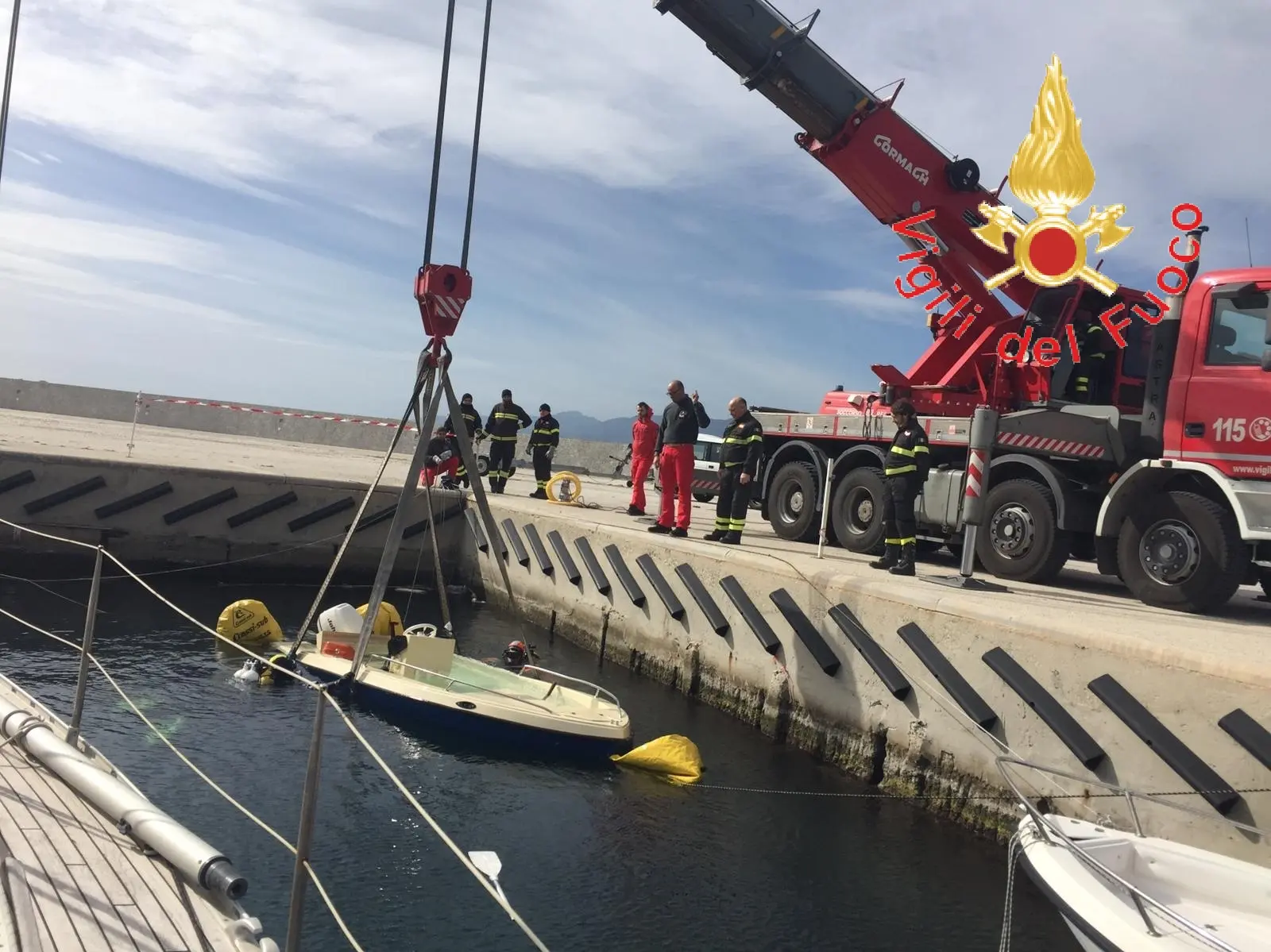 I VVF recuperano imbarcazione affondata nel porto di Villa San Giovanni