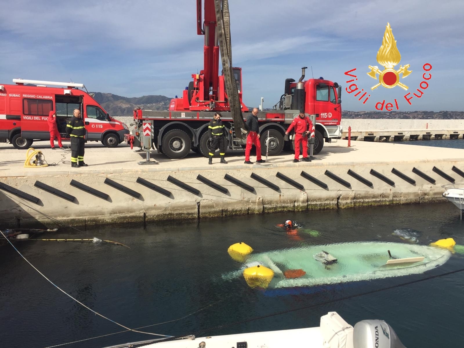 I VVF recuperano imbarcazione affondata nel porto di Villa San Giovanni