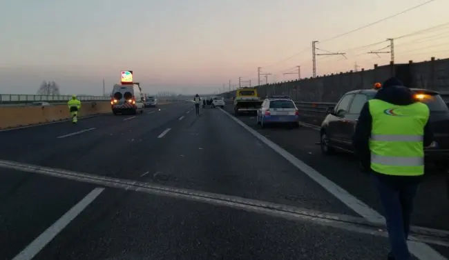 Tragedia A4, Auto tamponata, giovane scende dall'auto viene travolto e ucciso