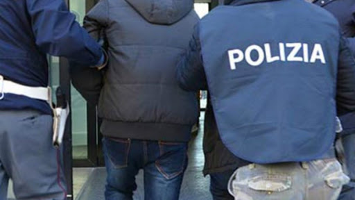 Vibo A2, Giuda tir senza patente e sperona auto polizia, arrestato