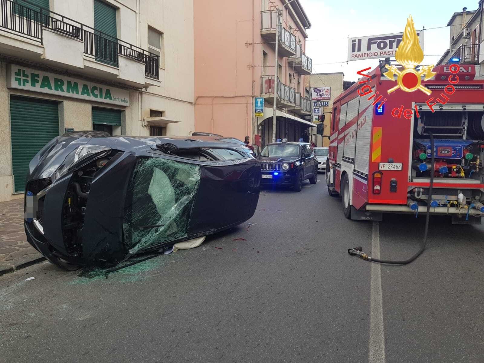 Botricello. Incidente stradale SS106 auto contro albero 2 feriti, intervento dei VVF