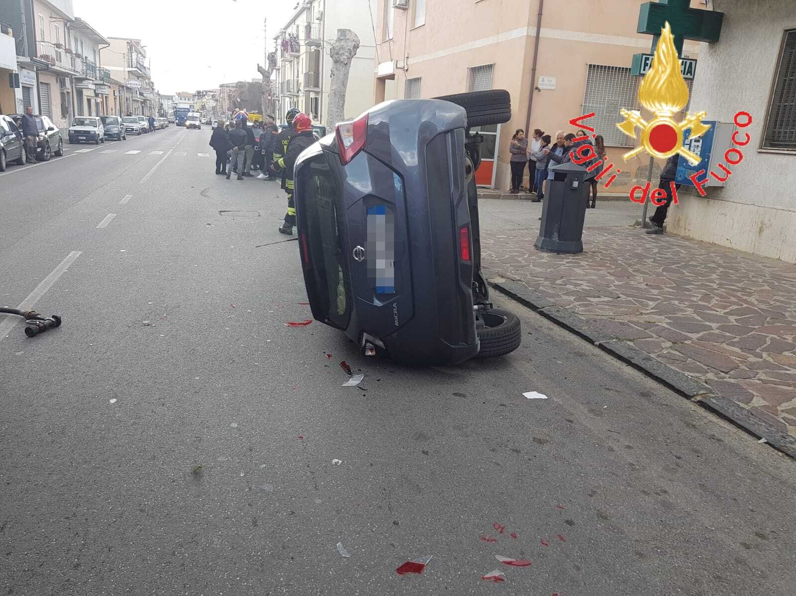 Botricello. Incidente stradale SS106 auto contro albero 2 feriti, intervento dei VVF