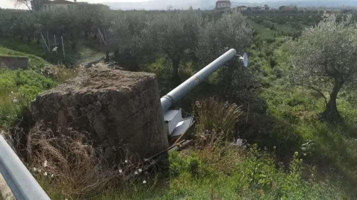 Calabria. Autovelox sradicato e distrutto con mezzo agricolo da ignoti