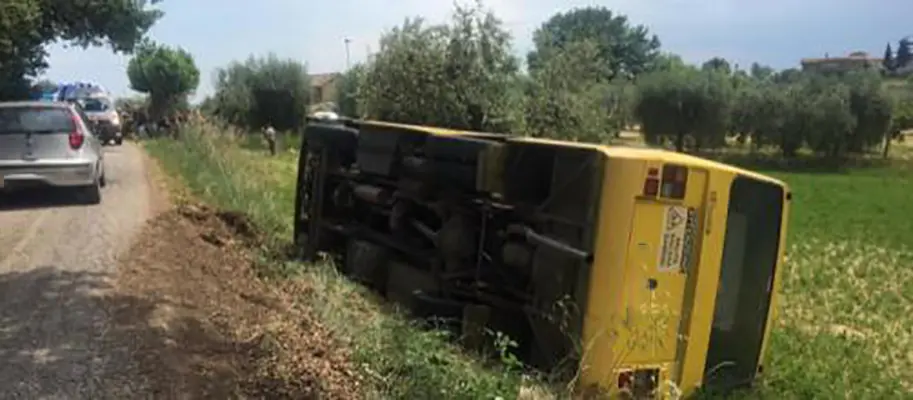 Calabria. Scuolabus con 4 studenti esce fuori strada, sul posto Suem 118 e i Carabinieri