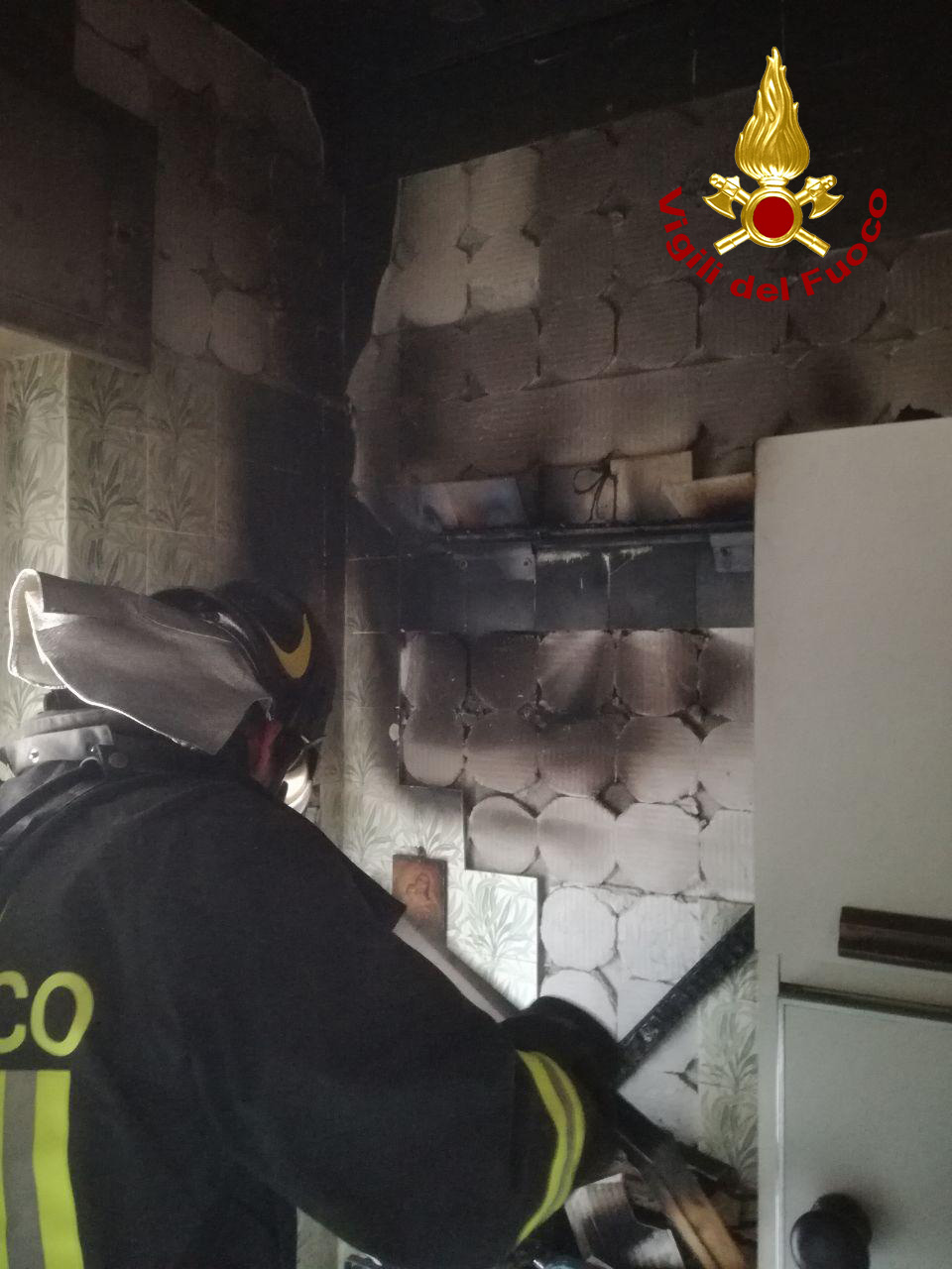 Famiglie in preda al panico per incendio appartamento a Crotone, tempestivo intervento dei VVF