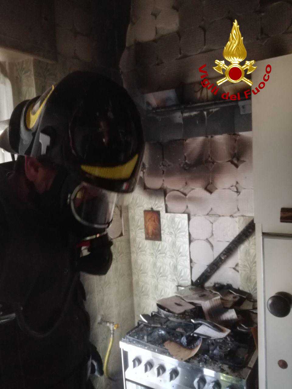 Famiglie in preda al panico per incendio appartamento a Crotone, tempestivo intervento dei VVF