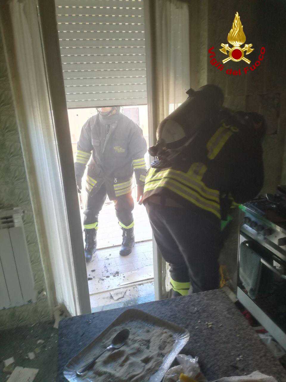 Famiglie in preda al panico per incendio appartamento a Crotone, tempestivo intervento dei VVF