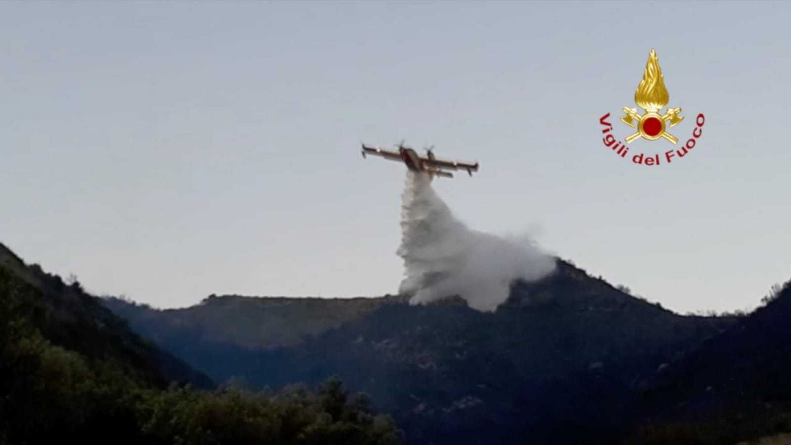 Incendio. Rogo sulle colline di Borgia (CZ). Intervento dei VVF con due Canadair