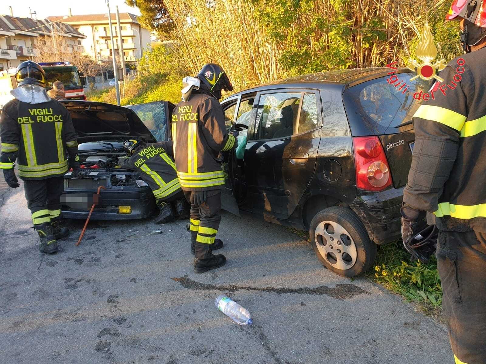 Catanzaro incidente stradale in via degli Svevi, sul posto VVF Ps e Suem118