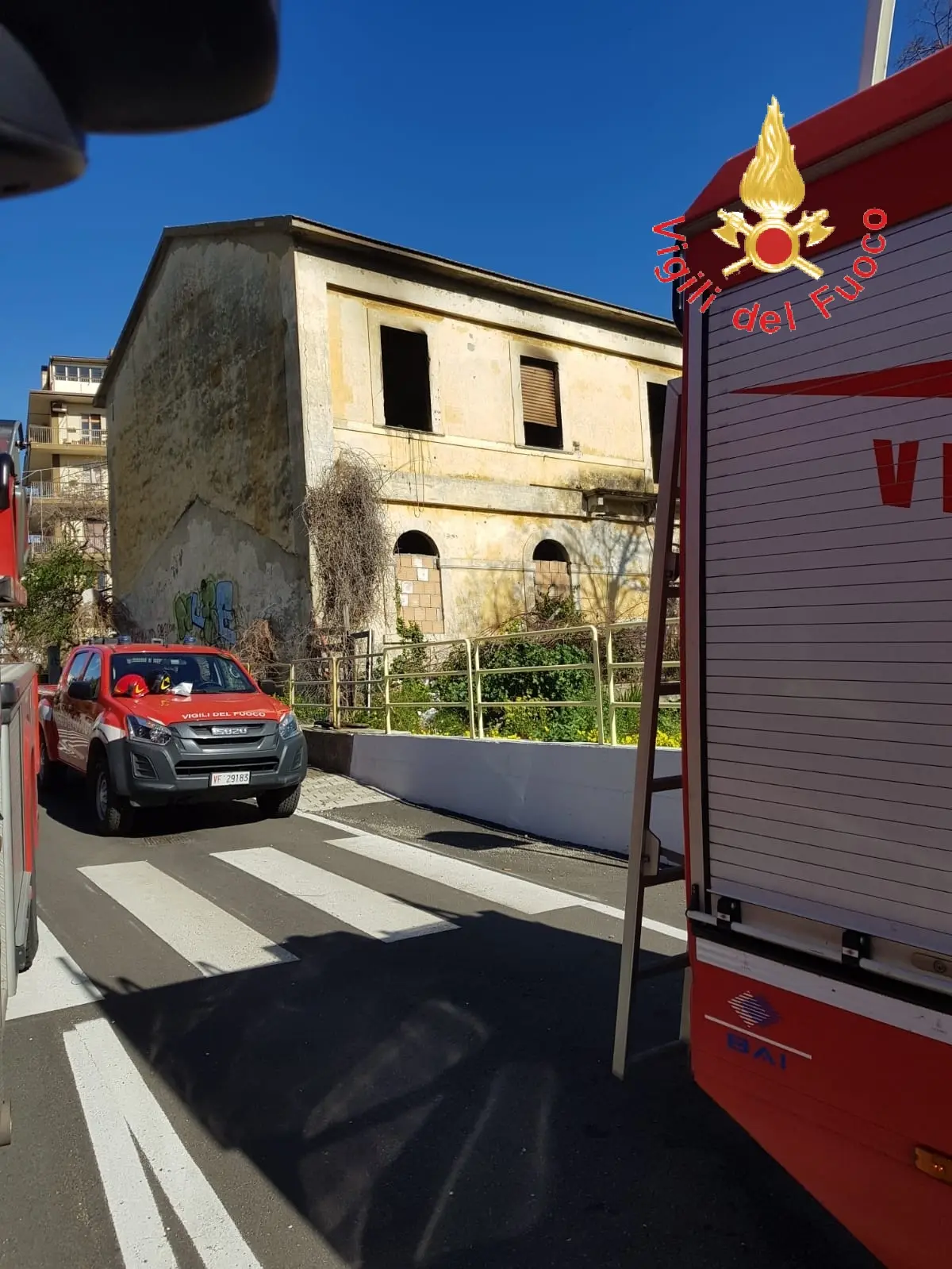 Catanzaro. Rogo in casolare, utilizzato da senza fissa dimora, intervento dei VVF. (Video)