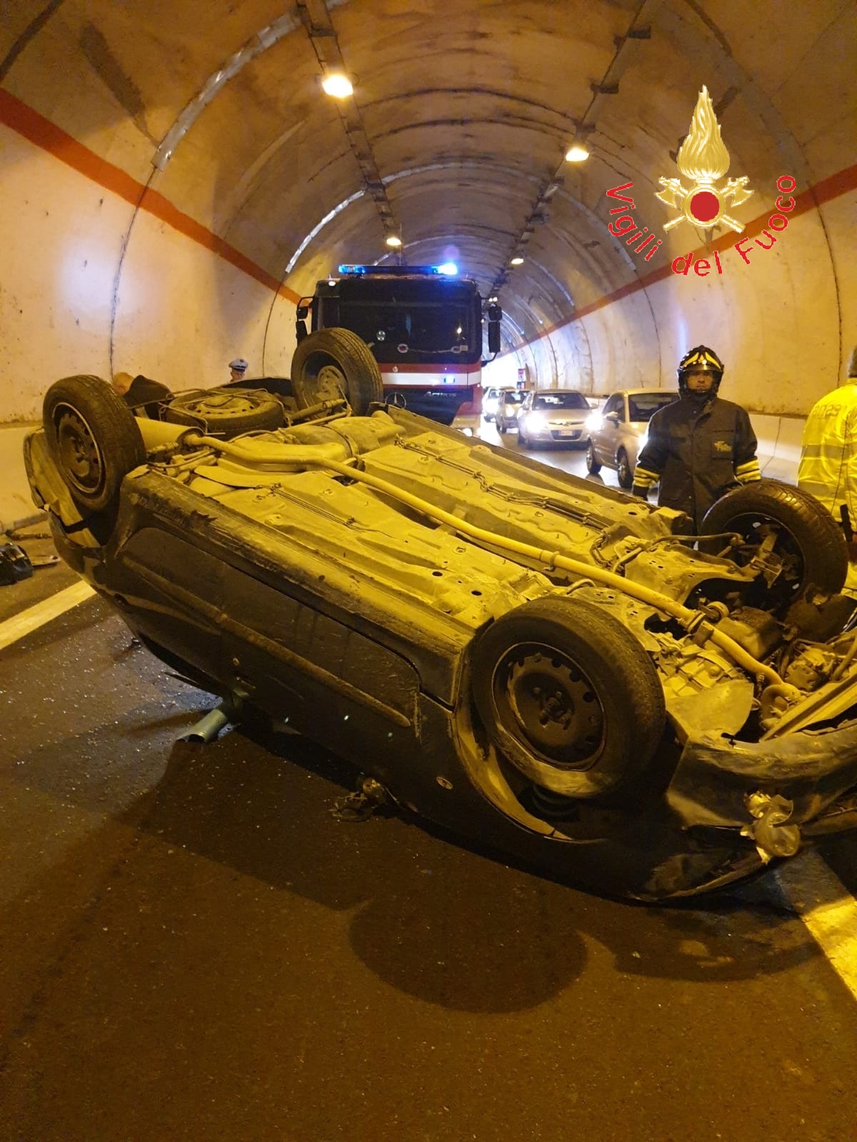 Incidente Stradale, SS106 tra Borgia e Squillace, 4 adulti e 5 bambini intervento dei VVF, Suem118