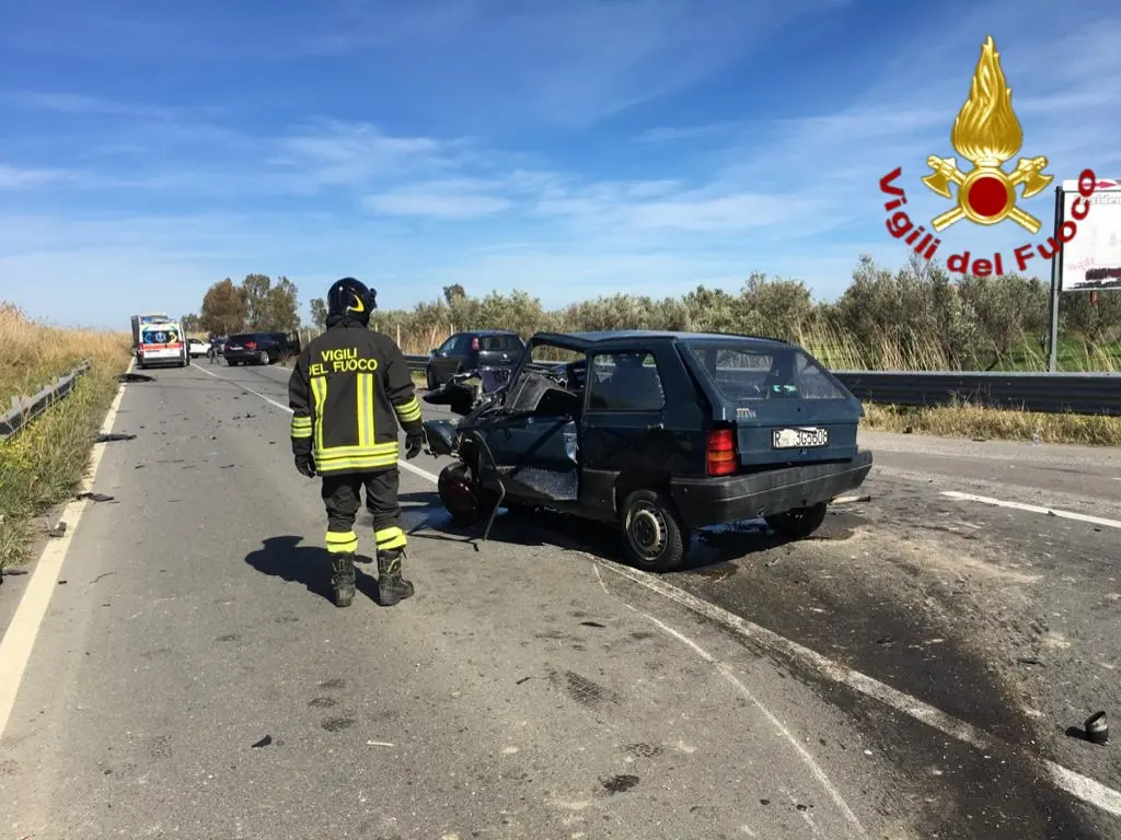 Incidente stradale, SS106 zona Gabella (KR) bilancio tre feriti intervento dei VVF