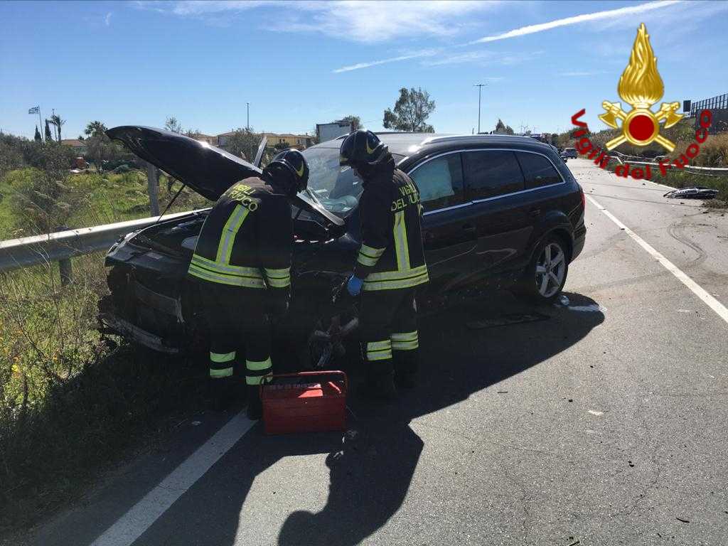 Incidente stradale, SS106 zona Gabella (KR) bilancio tre feriti intervento dei VVF