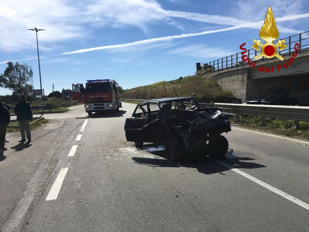 Incidente stradale, SS106 zona Gabella (KR) bilancio tre feriti intervento dei VVF