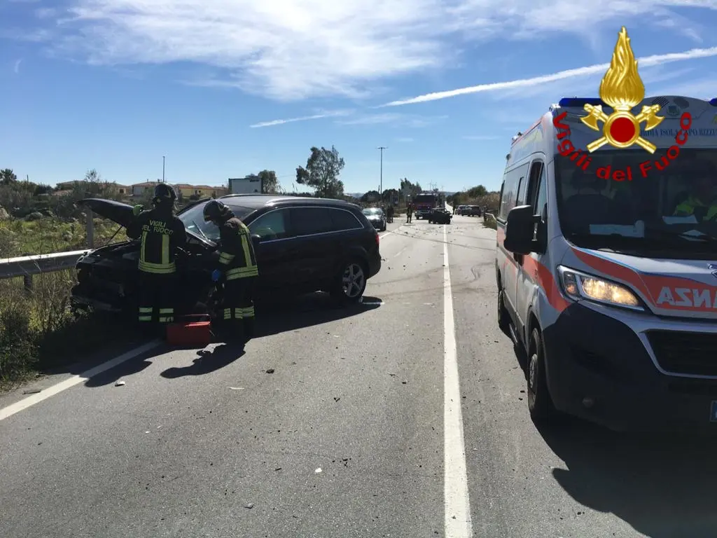 Incidente stradale, SS106 zona Gabella (KR) bilancio tre feriti intervento dei VVF