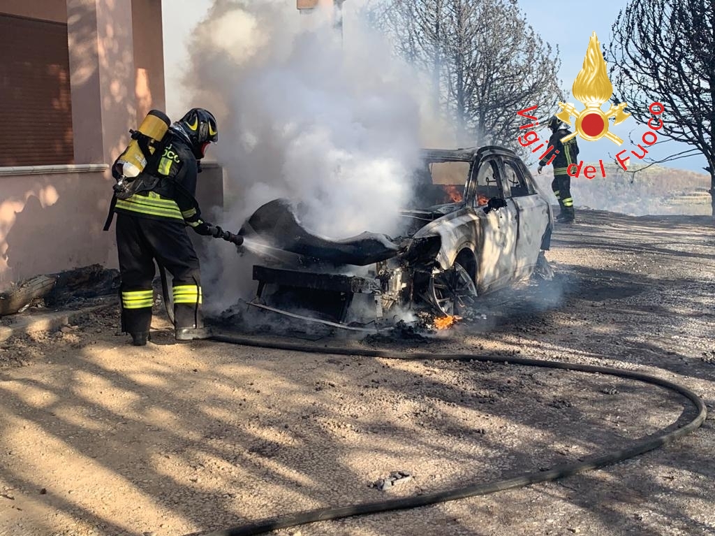 Nel catanzarese, incendio su sterpaglie poi rogo su 3 auto, tempestivo intervento dei VVF