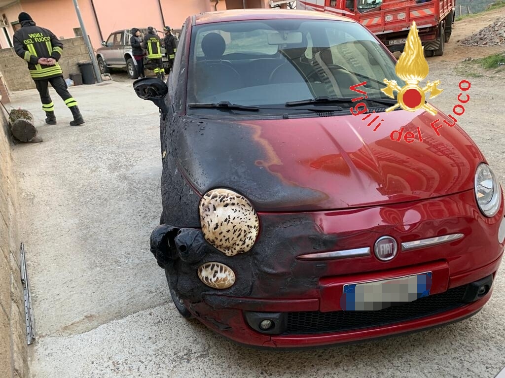 Nel catanzarese, incendio su sterpaglie poi rogo su 3 auto, tempestivo intervento dei VVF