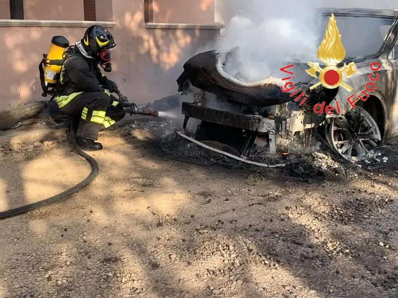 Nel catanzarese, incendio su sterpaglie poi rogo su 3 auto, tempestivo intervento dei VVF