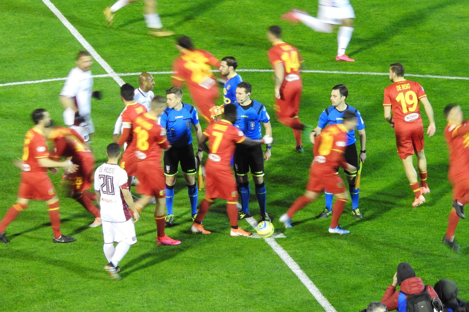 Calcio. Derby di Calabria. Catanzaro-Reggina 0-1, decisivo Rivas nella ripresa con highlights