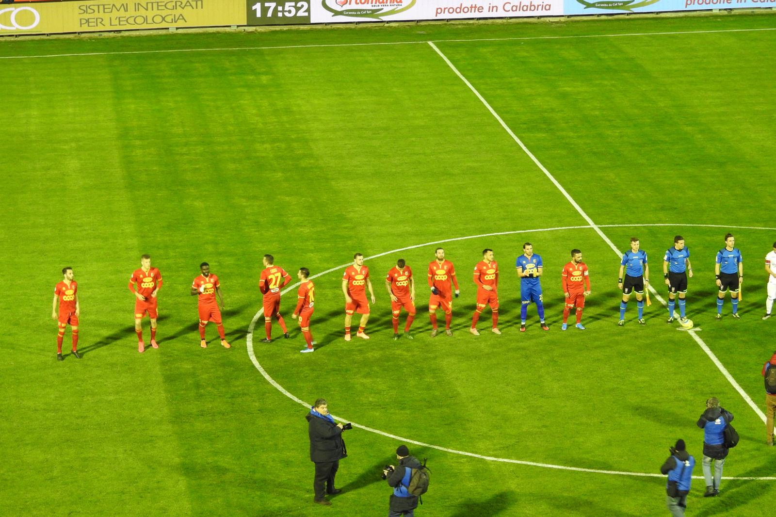 Calcio. Derby di Calabria. Catanzaro-Reggina 0-1, decisivo Rivas nella ripresa con highlights