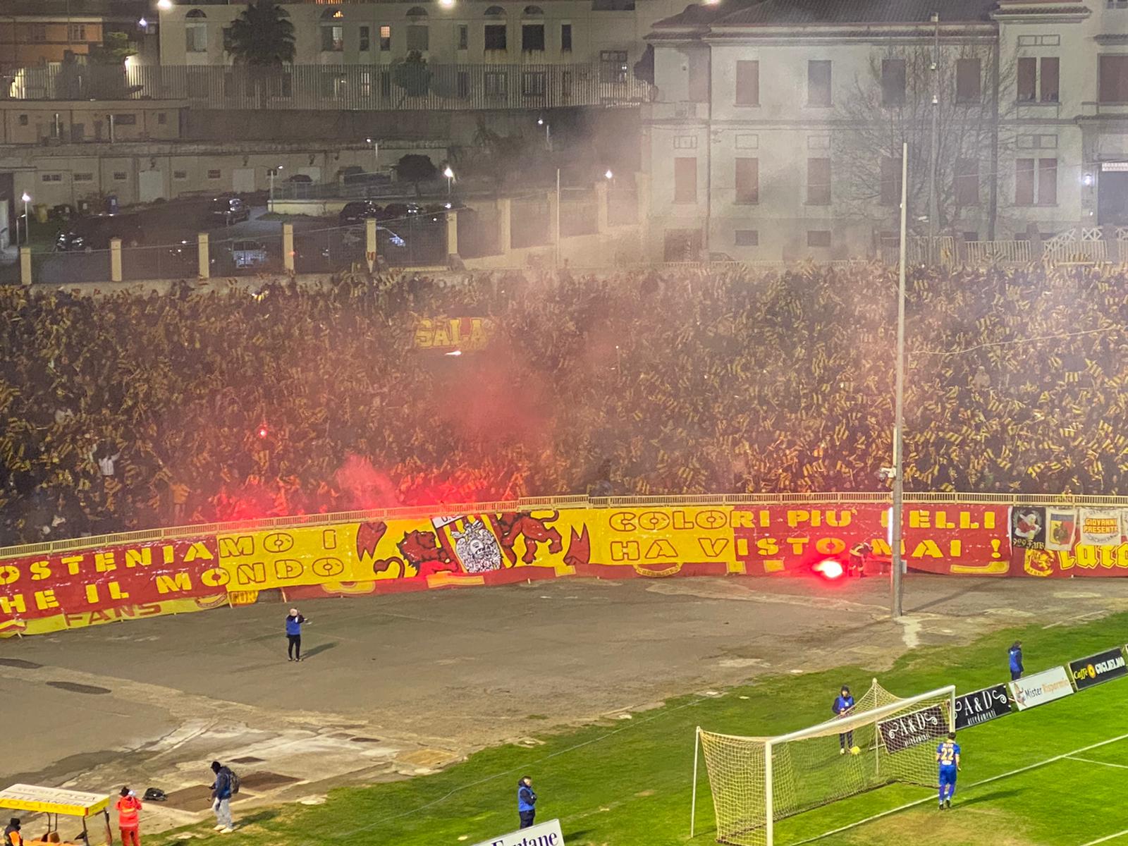 Calcio. Derby di Calabria. Catanzaro-Reggina 0-1, decisivo Rivas nella ripresa con highlights