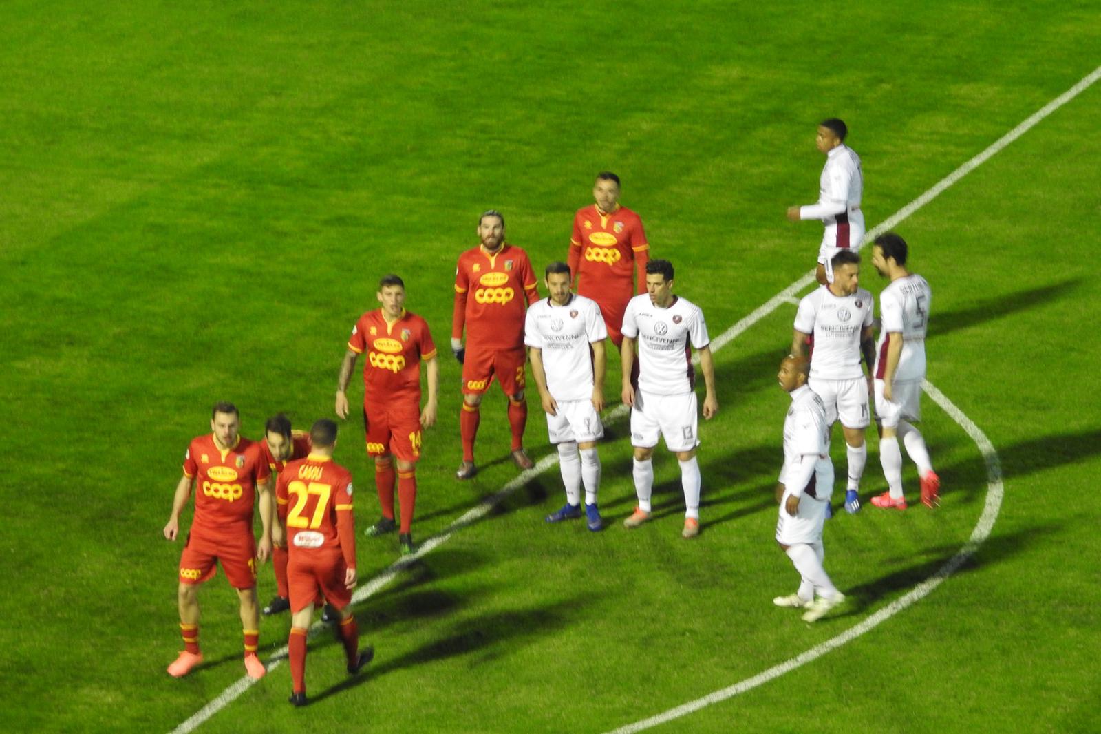 Calcio. Derby di Calabria. Catanzaro-Reggina 0-1, decisivo Rivas nella ripresa con highlights