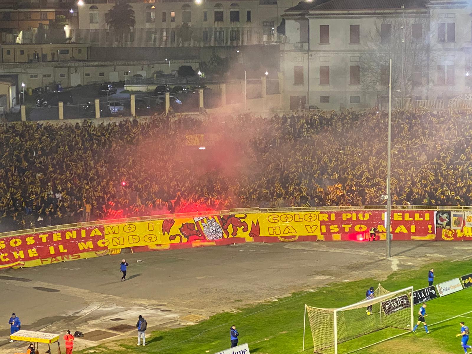 Calcio. Derby di Calabria. Catanzaro-Reggina 0-1, decisivo Rivas nella ripresa con highlights