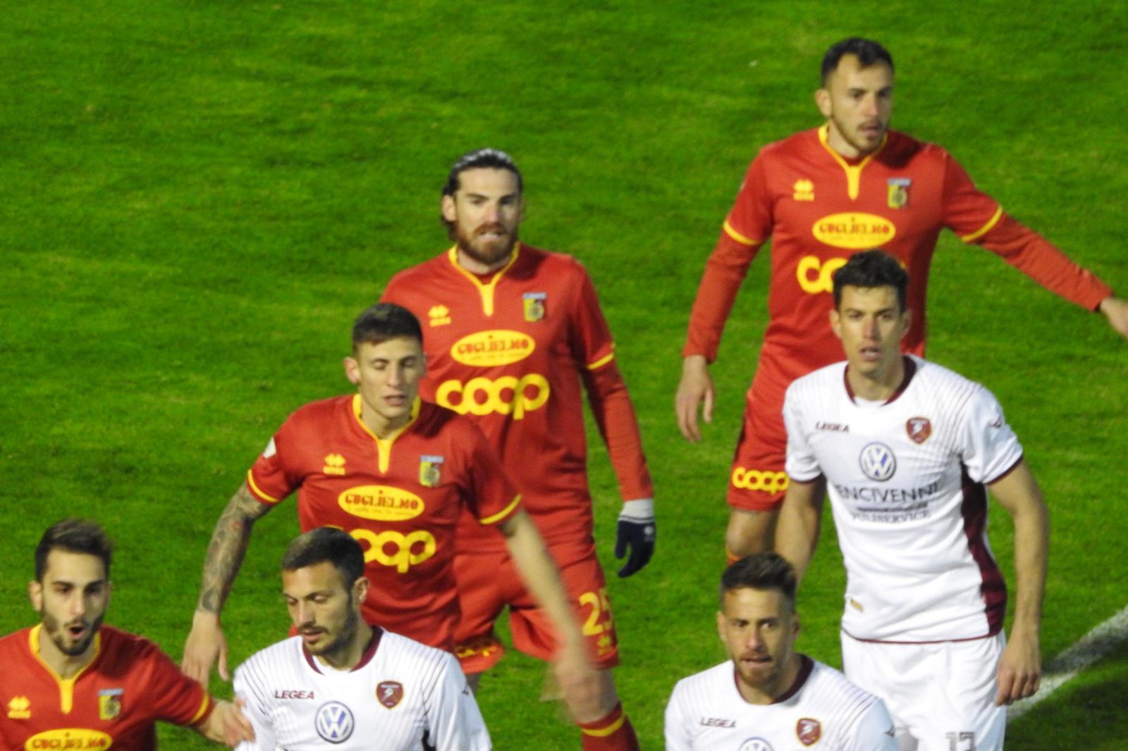 Calcio. Derby di Calabria. Catanzaro-Reggina 0-1, decisivo Rivas nella ripresa con highlights