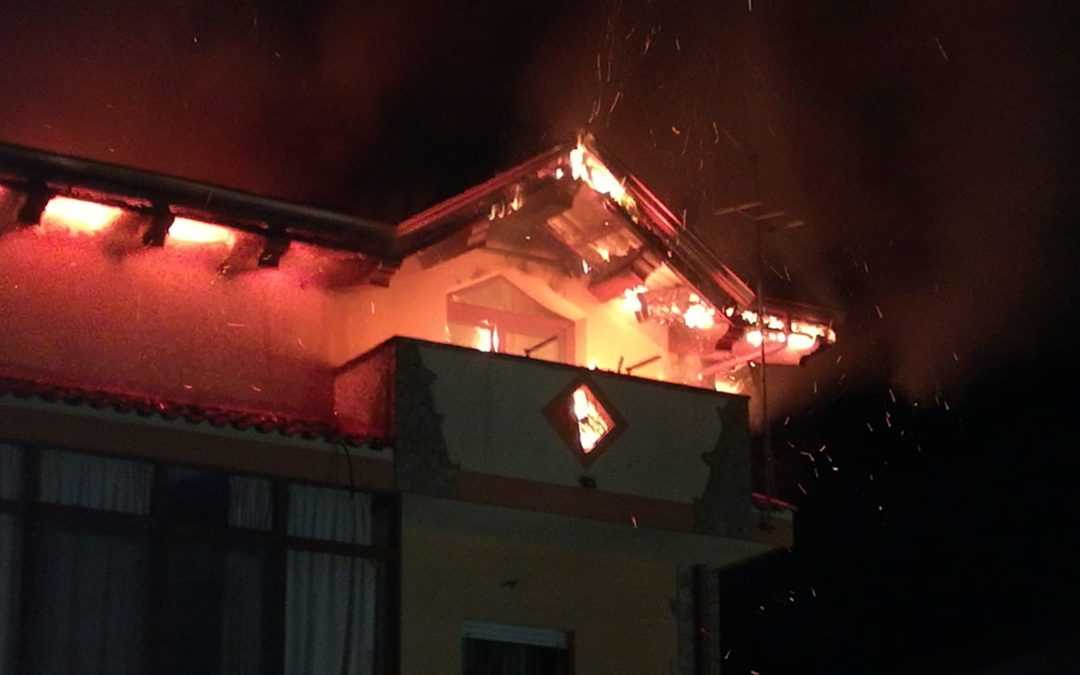 Paura per incendio in attico a Limbadi, inquilini in fuga
