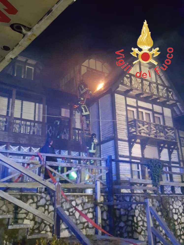 Incendio albergo delle fate rogo domato dai VVF (Foto)
