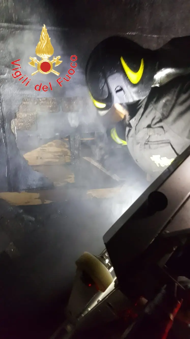 Incendio albergo delle fate rogo domato dai VVF (Foto)