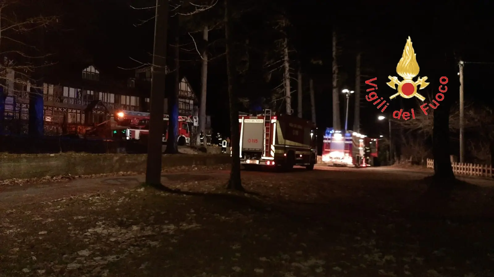 Incendio albergo delle fate rogo domato dai VVF (Foto)