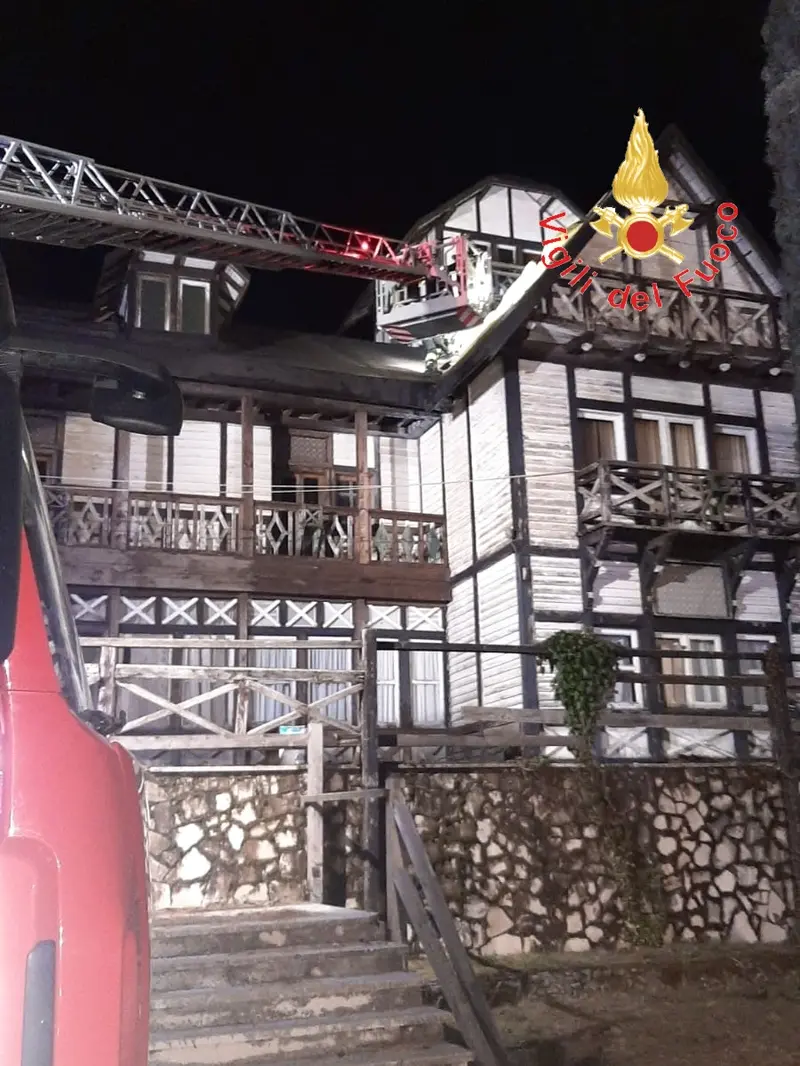 Incendio albergo delle fate rogo domato dai VVF (Foto)